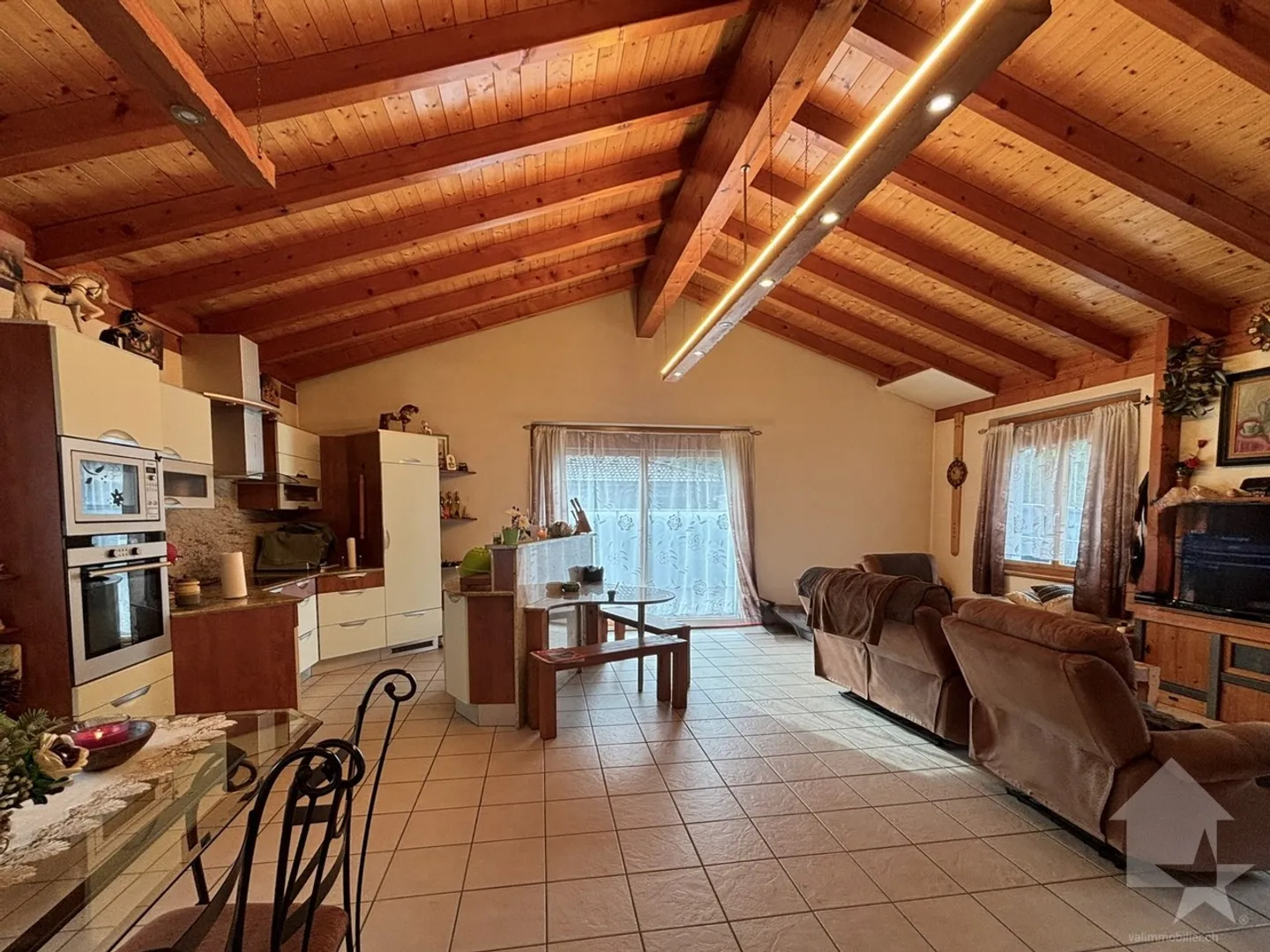 Einfamilienhaus mit großem Außenbereich und Zaun - Foto 18 von 32