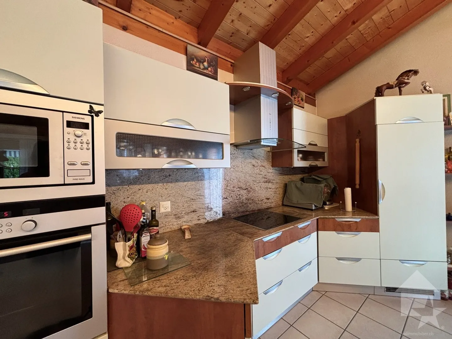 Einfamilienhaus mit großem Außenbereich und Zaun - Foto 19 von 32