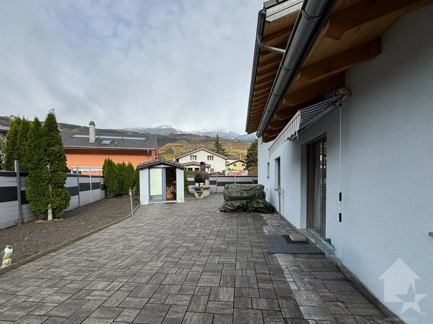 Einfamilienhaus mit großem Außenbereich und Zaun - Foto 21 von 32