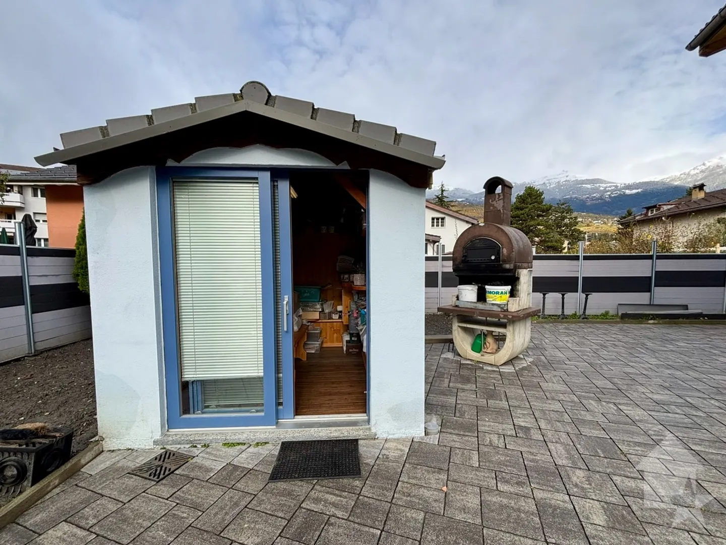 Einfamilienhaus mit großem Außenbereich und Zaun - Foto 22 von 32