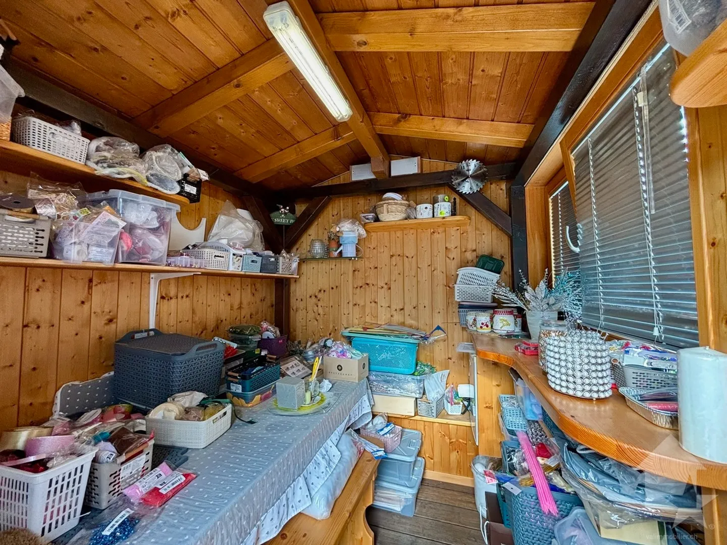 Einfamilienhaus mit großem Außenbereich und Zaun - Foto 23 von 32