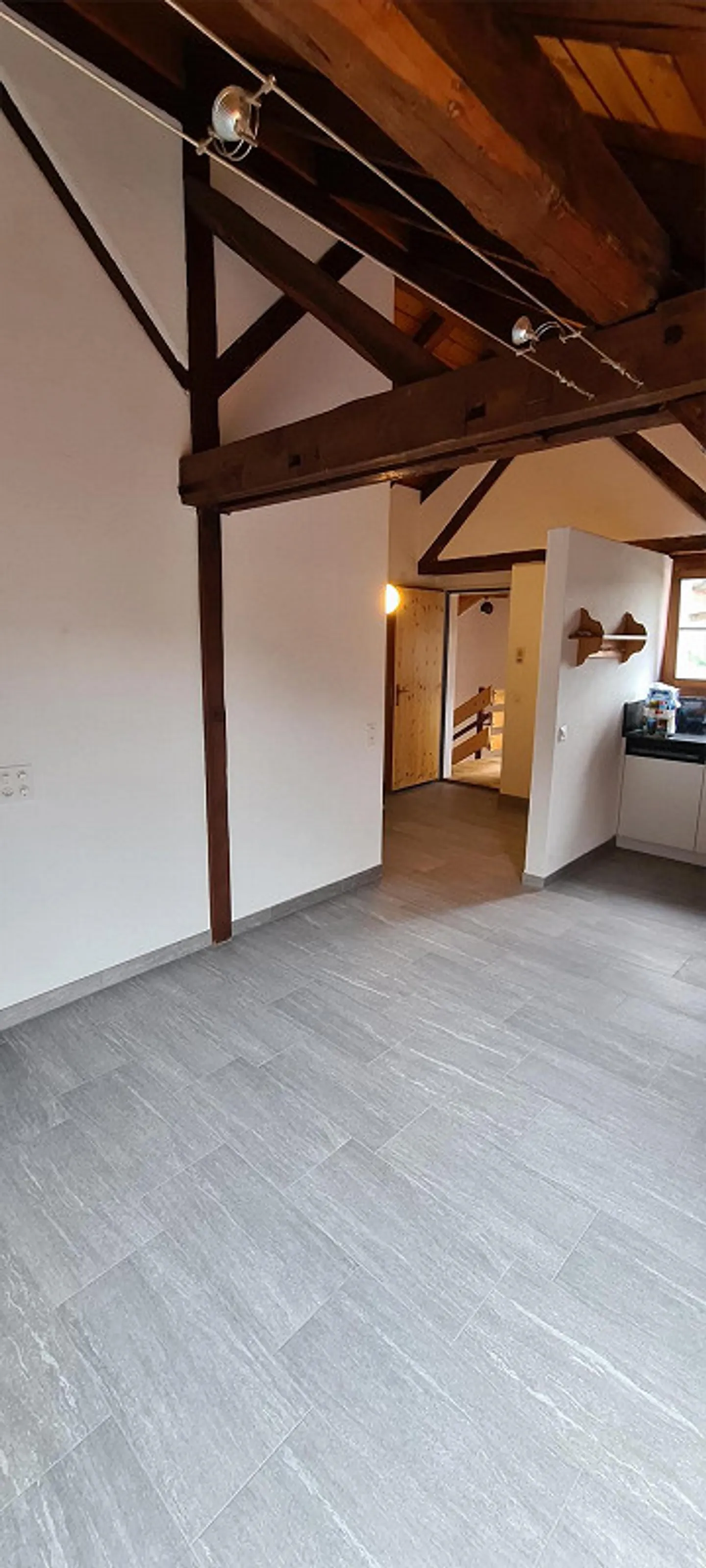 Appartamento attico soleggiato di 3 1/2 stanze con balcone - Foto 1 di 10