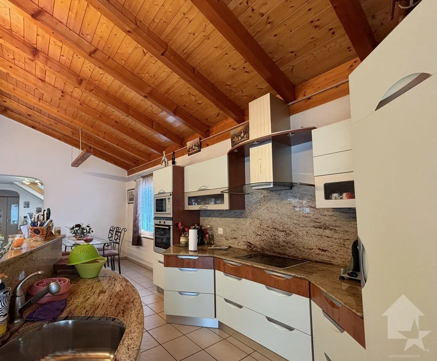 Einfamilienhaus mit großem Außenbereich und Zaun - Foto 20 von 32