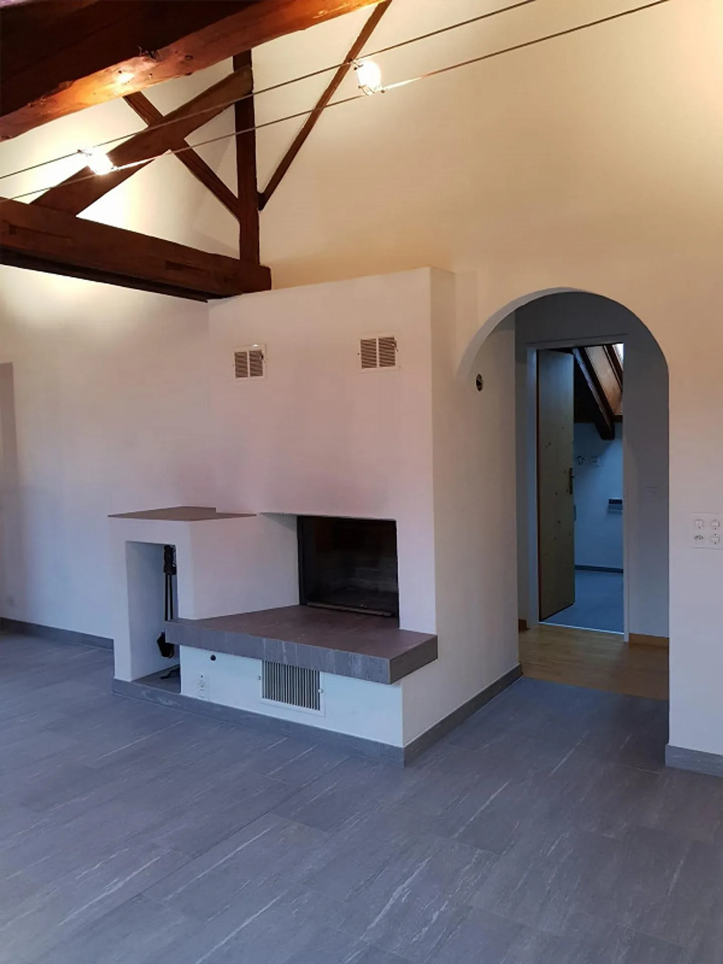 Appartamento attico soleggiato di 3 1/2 stanze con balcone - Foto 2 di 10