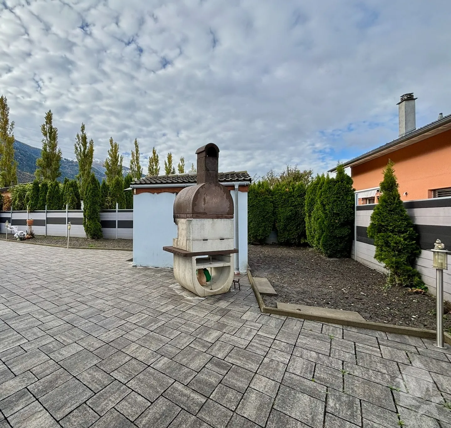 Einfamilienhaus mit großem Außenbereich und Zaun - Foto 24 von 32