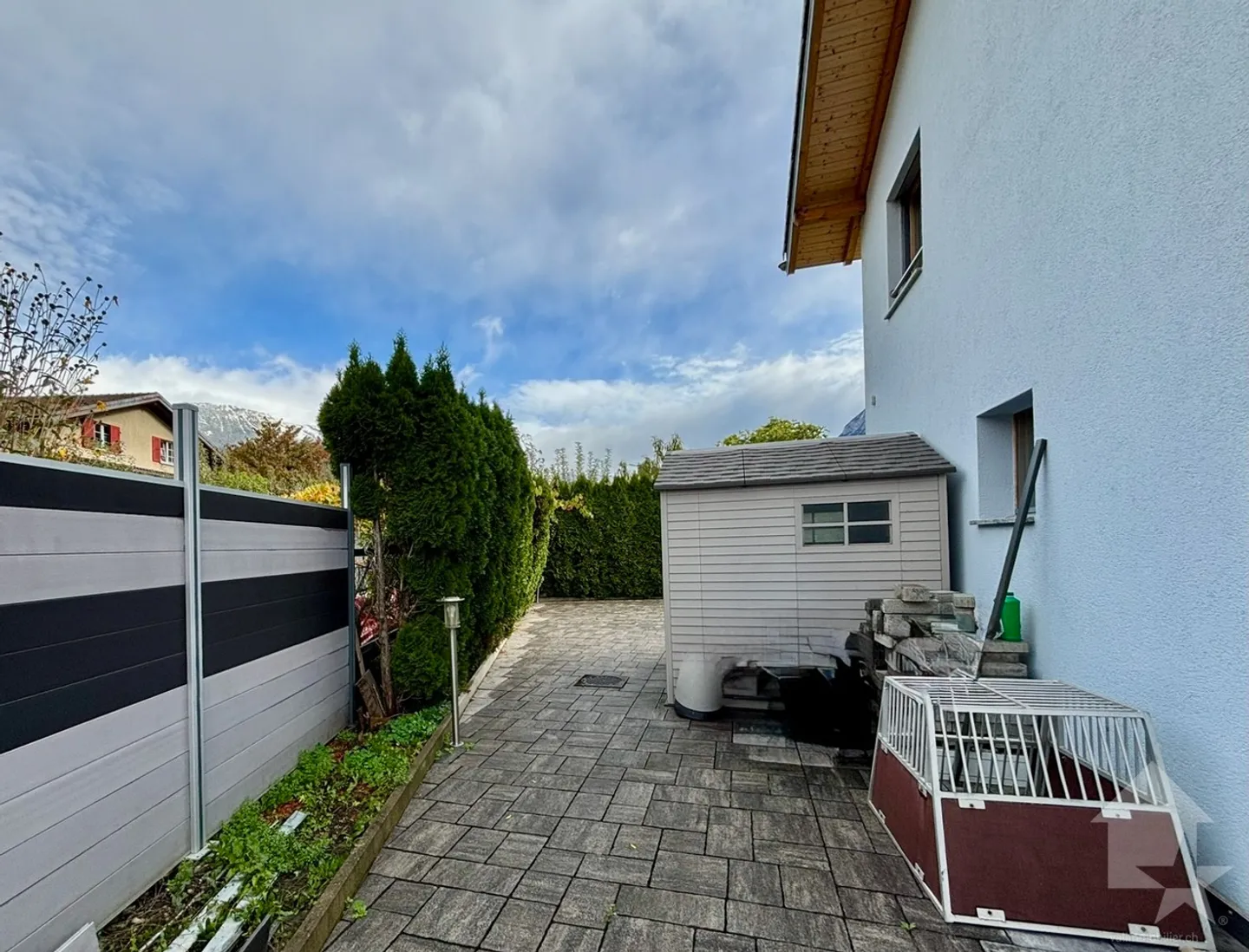 Einfamilienhaus mit großem Außenbereich und Zaun - Foto 25 von 32