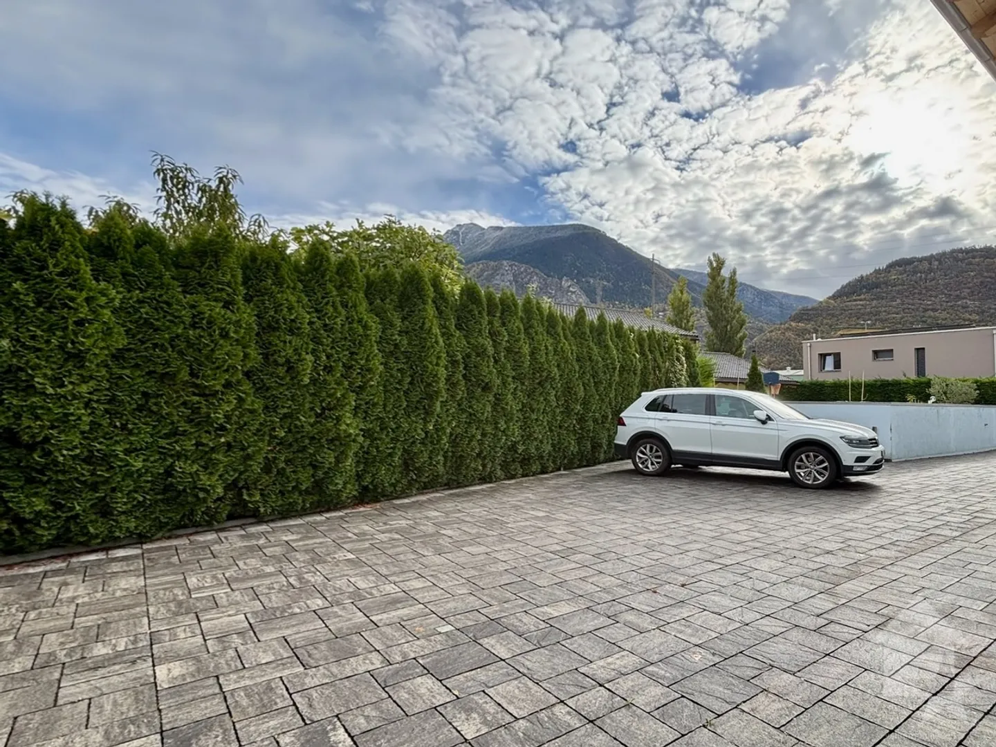 Einfamilienhaus mit großem Außenbereich und Zaun - Foto 26 von 32