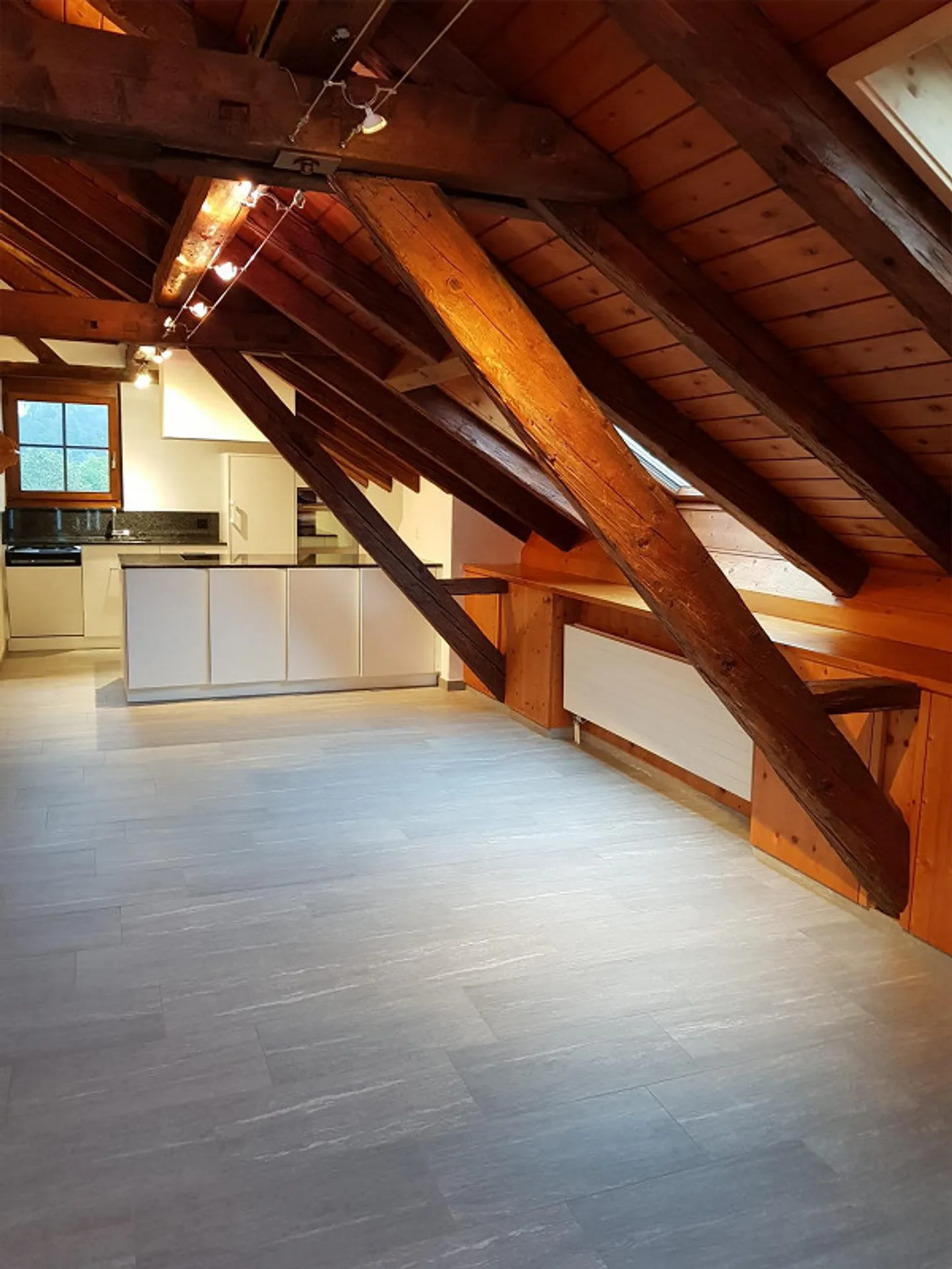 Appartamento attico soleggiato di 3 1/2 stanze con balcone - Foto 3 di 10