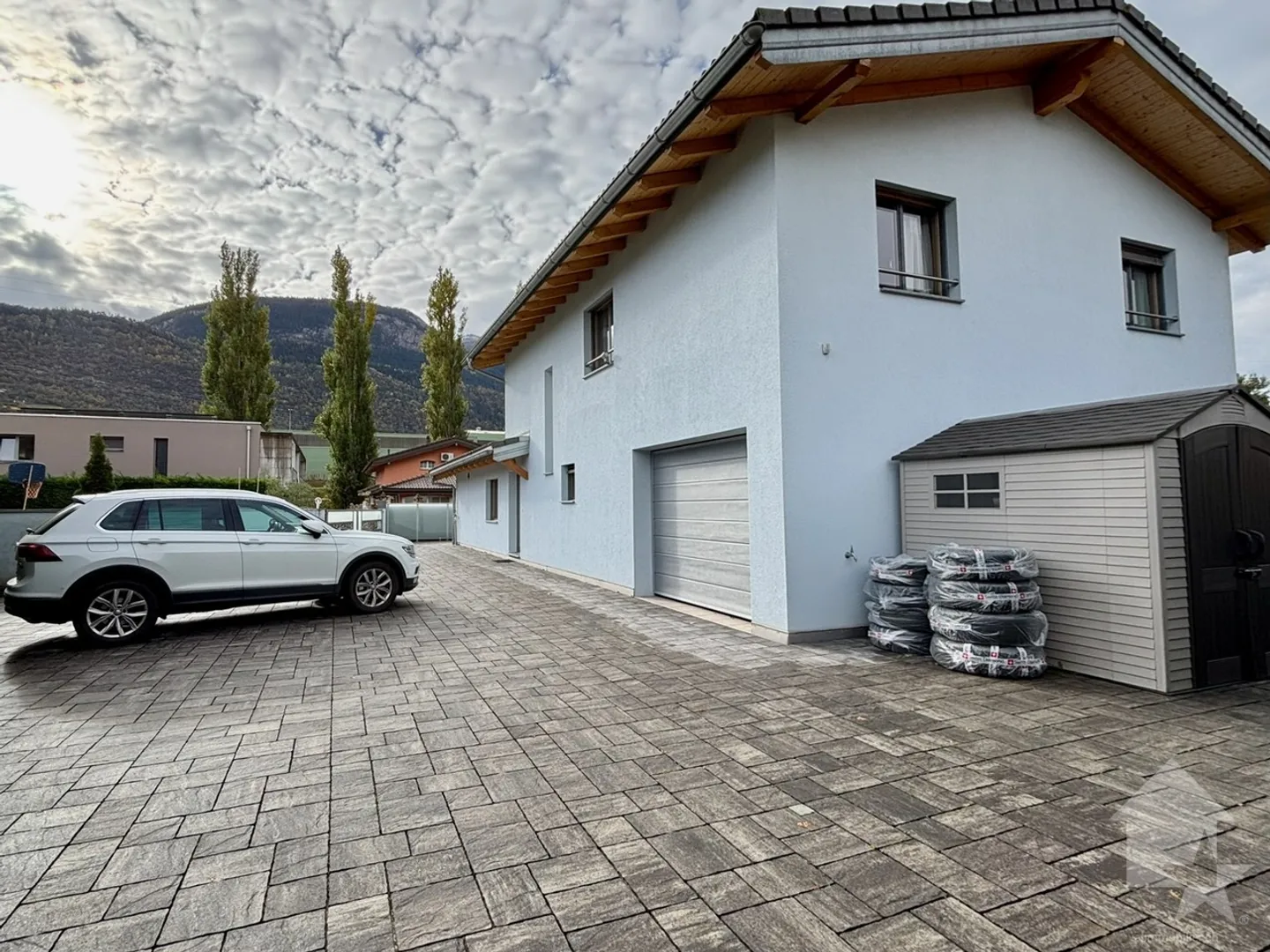 Einfamilienhaus mit großem Außenbereich und Zaun - Foto 27 von 32