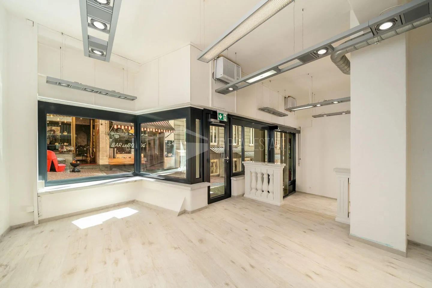 MAGASIN MODERNE AVEC VITRINE AU COEUR DE LUGANO - Photo 1 sur 11