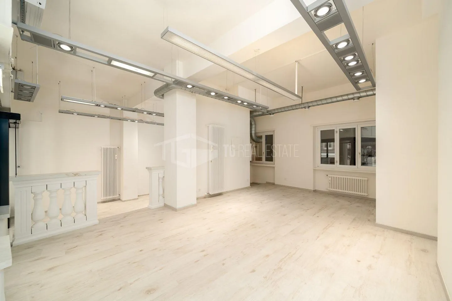 MAGASIN MODERNE AVEC VITRINE AU COEUR DE LUGANO - Photo 2 sur 11
