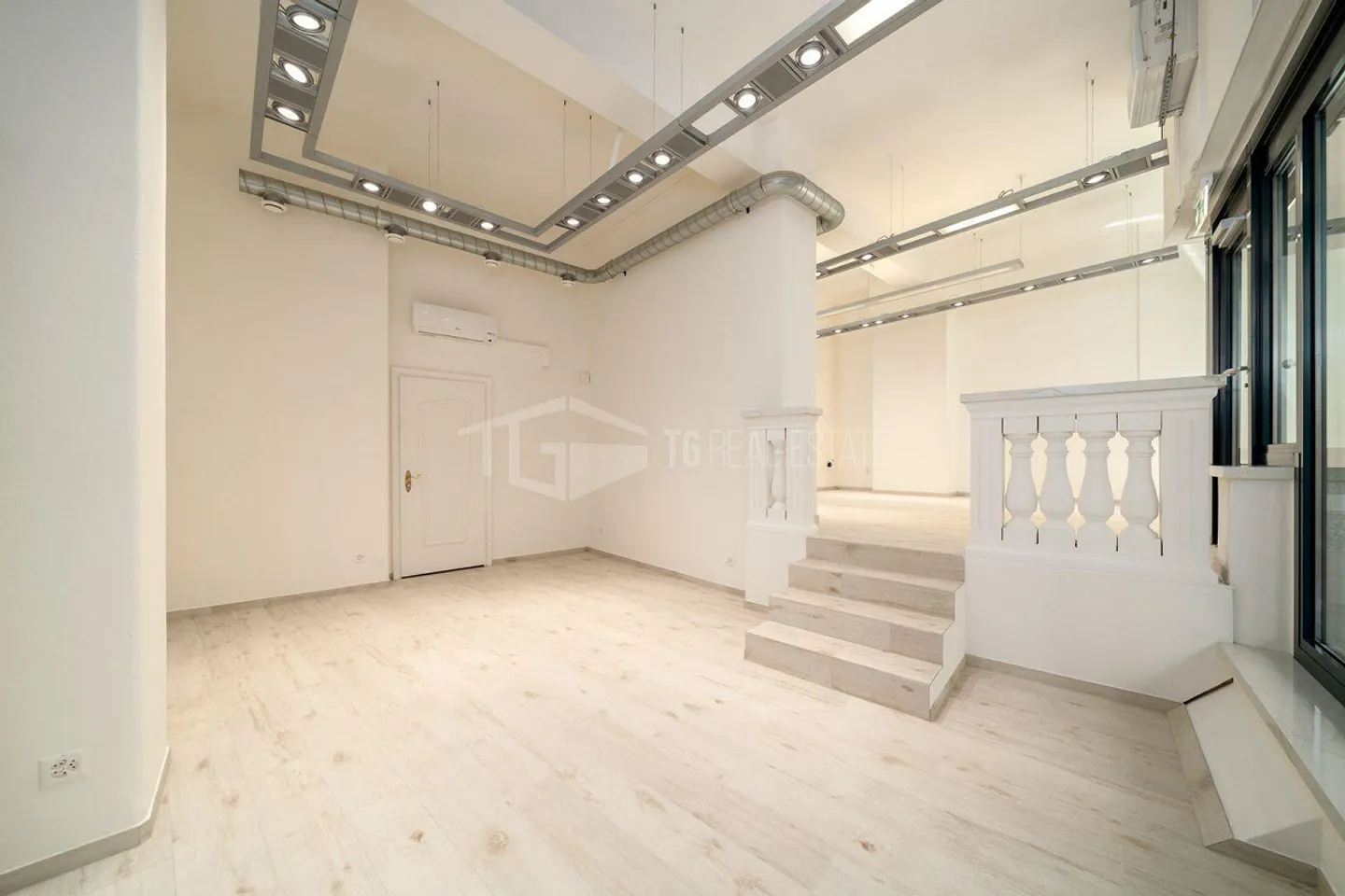MAGASIN MODERNE AVEC VITRINE AU COEUR DE LUGANO - Photo 3 sur 11