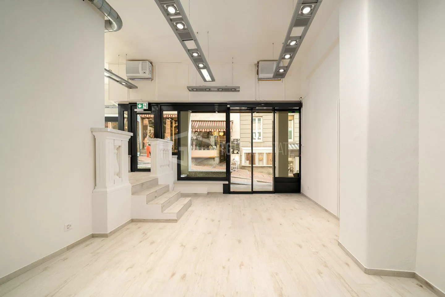 MAGASIN MODERNE AVEC VITRINE AU COEUR DE LUGANO - Photo 4 sur 11
