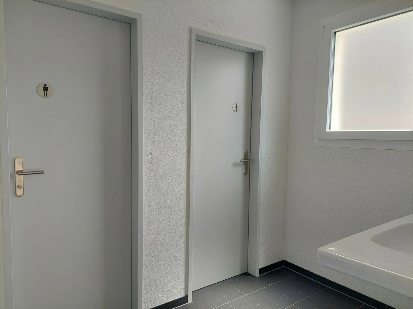 Limitato - edificio commerciale moderno direttamente alla stazione - Foto 7 di 10