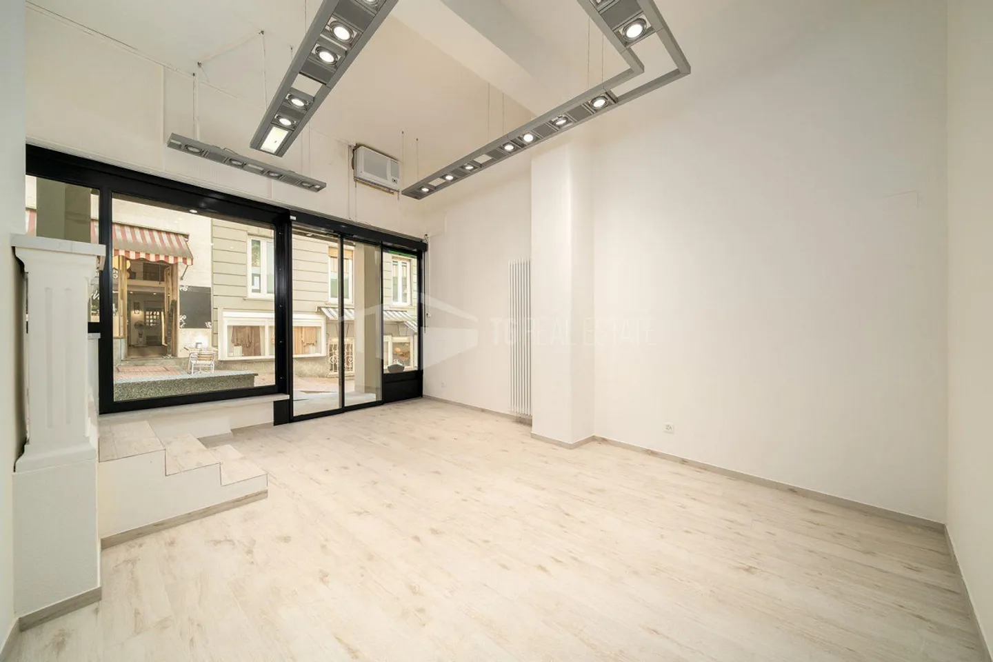 MAGASIN MODERNE AVEC VITRINE AU COEUR DE LUGANO - Photo 5 sur 11