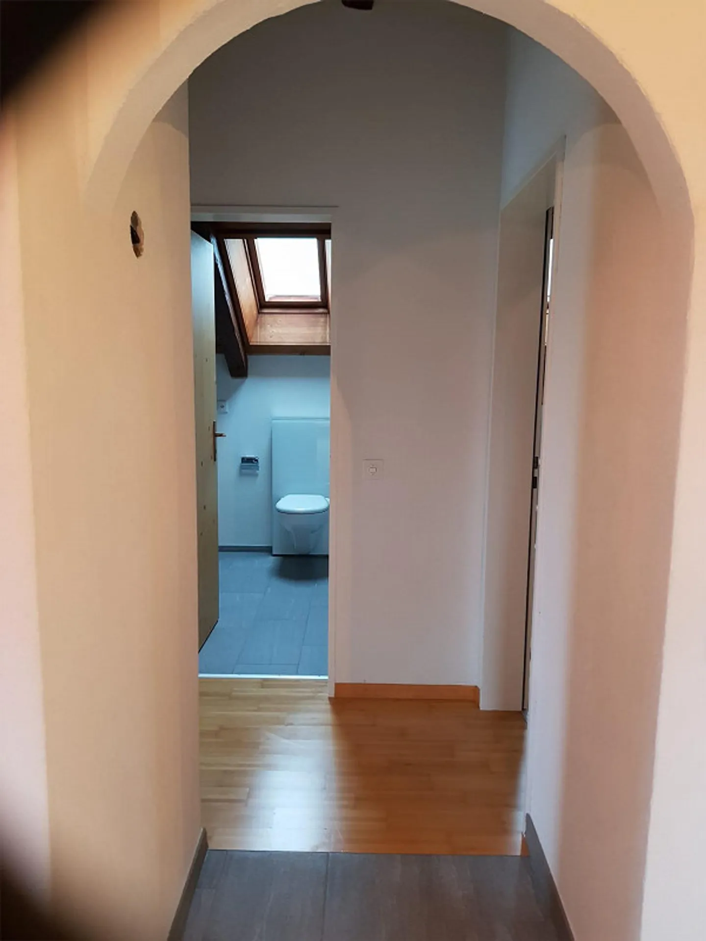 Appartamento attico soleggiato di 3 1/2 stanze con balcone - Foto 5 di 10