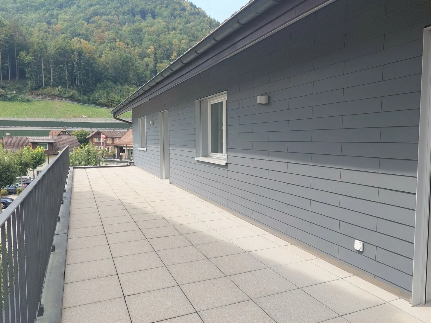 Limitato - edificio commerciale moderno direttamente alla stazione - Foto 3 di 10