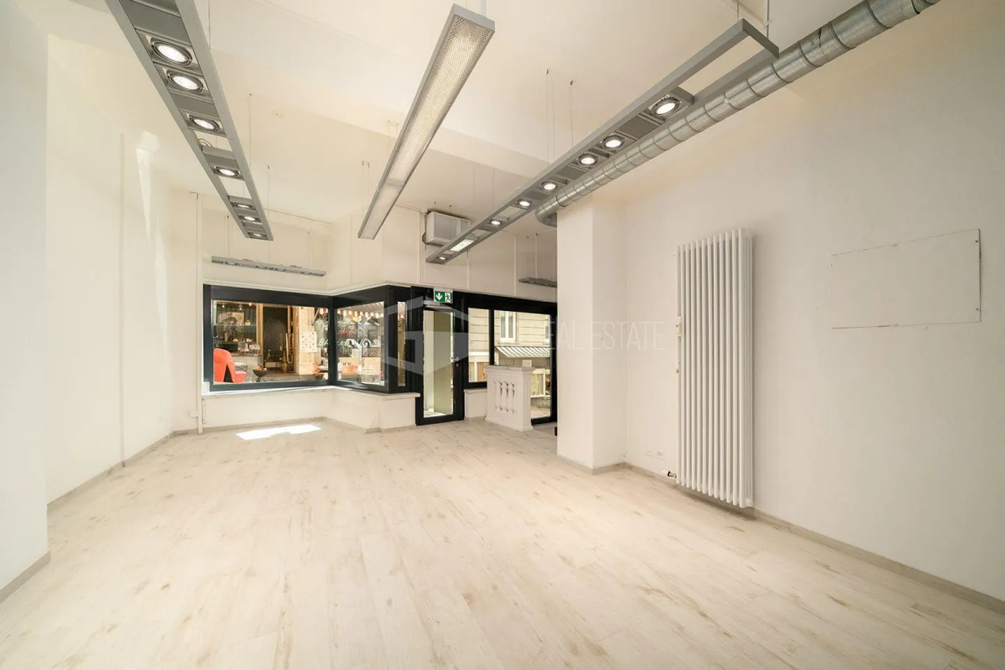 MAGASIN MODERNE AVEC VITRINE AU COEUR DE LUGANO - Photo 6 sur 11