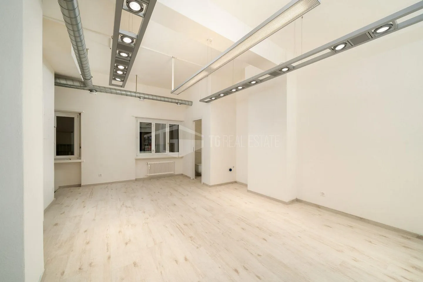 MAGASIN MODERNE AVEC VITRINE AU COEUR DE LUGANO - Photo 8 sur 11
