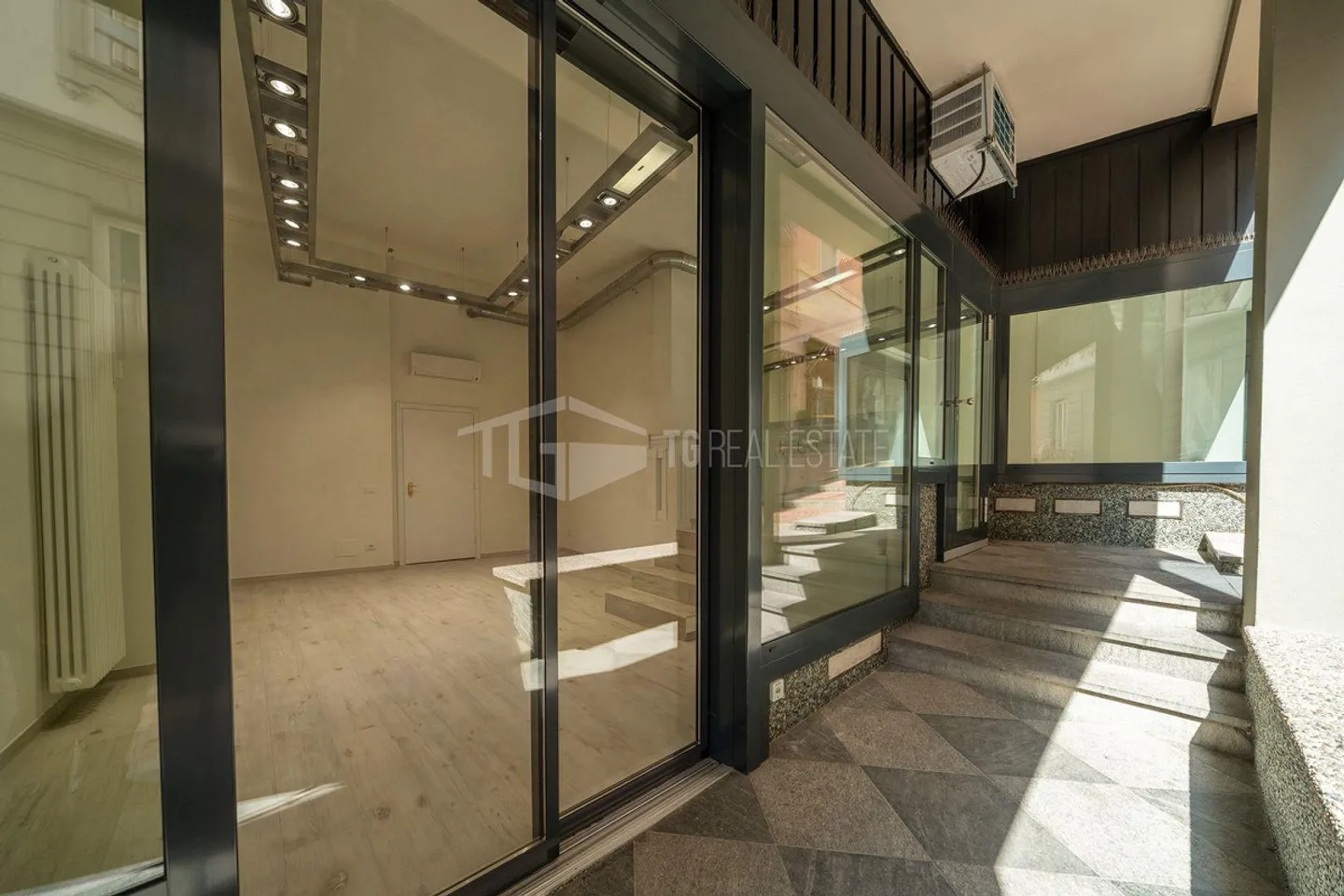 MAGASIN MODERNE AVEC VITRINE AU COEUR DE LUGANO - Photo 9 sur 11