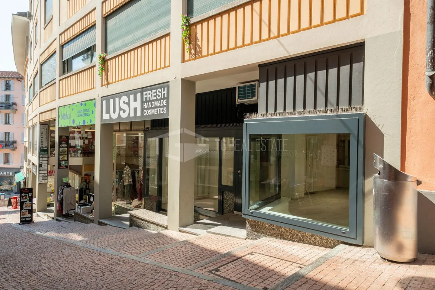 MAGASIN MODERNE AVEC VITRINE AU COEUR DE LUGANO - Photo 10 sur 11