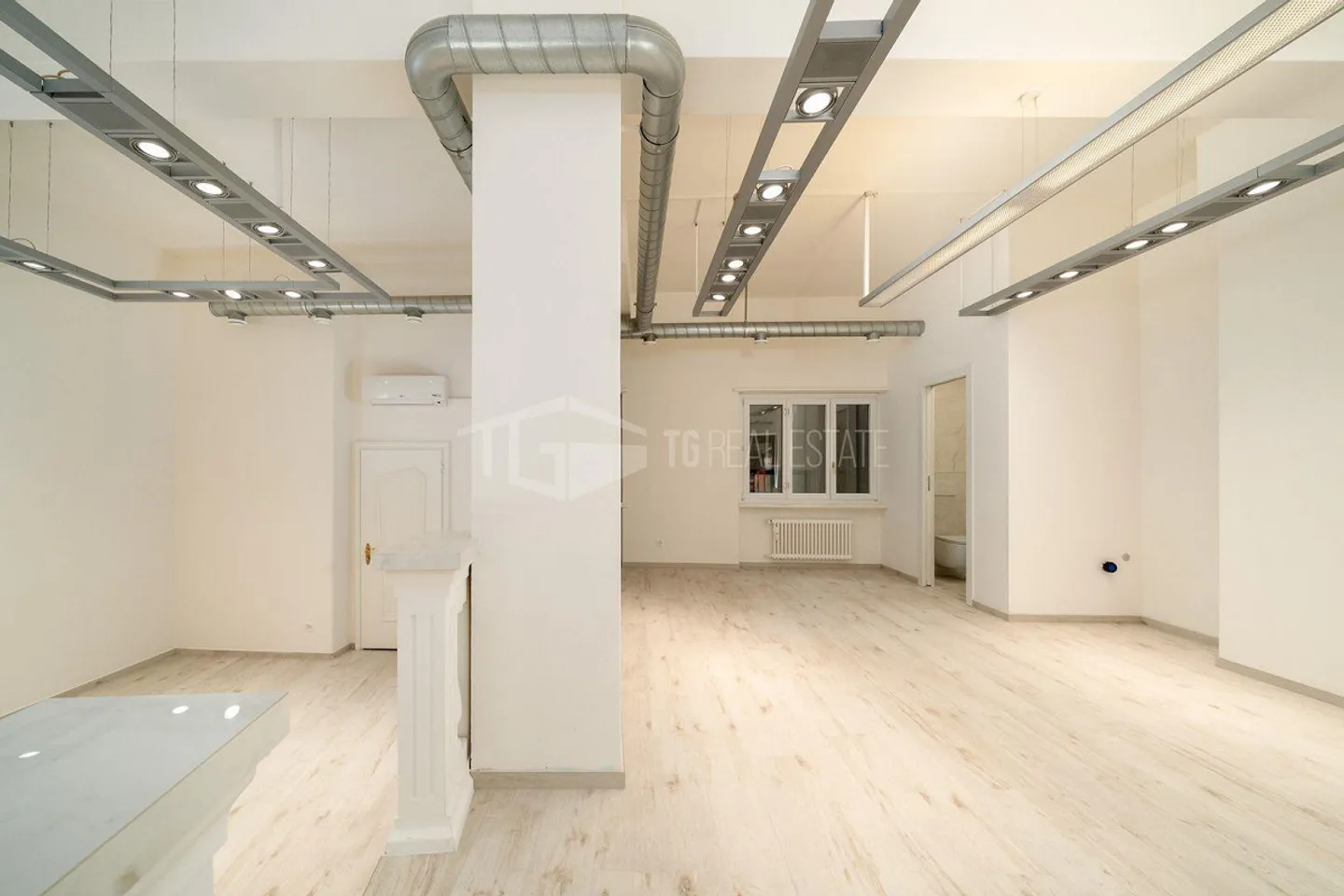 MAGASIN MODERNE AVEC VITRINE AU COEUR DE LUGANO - Photo 11 sur 11