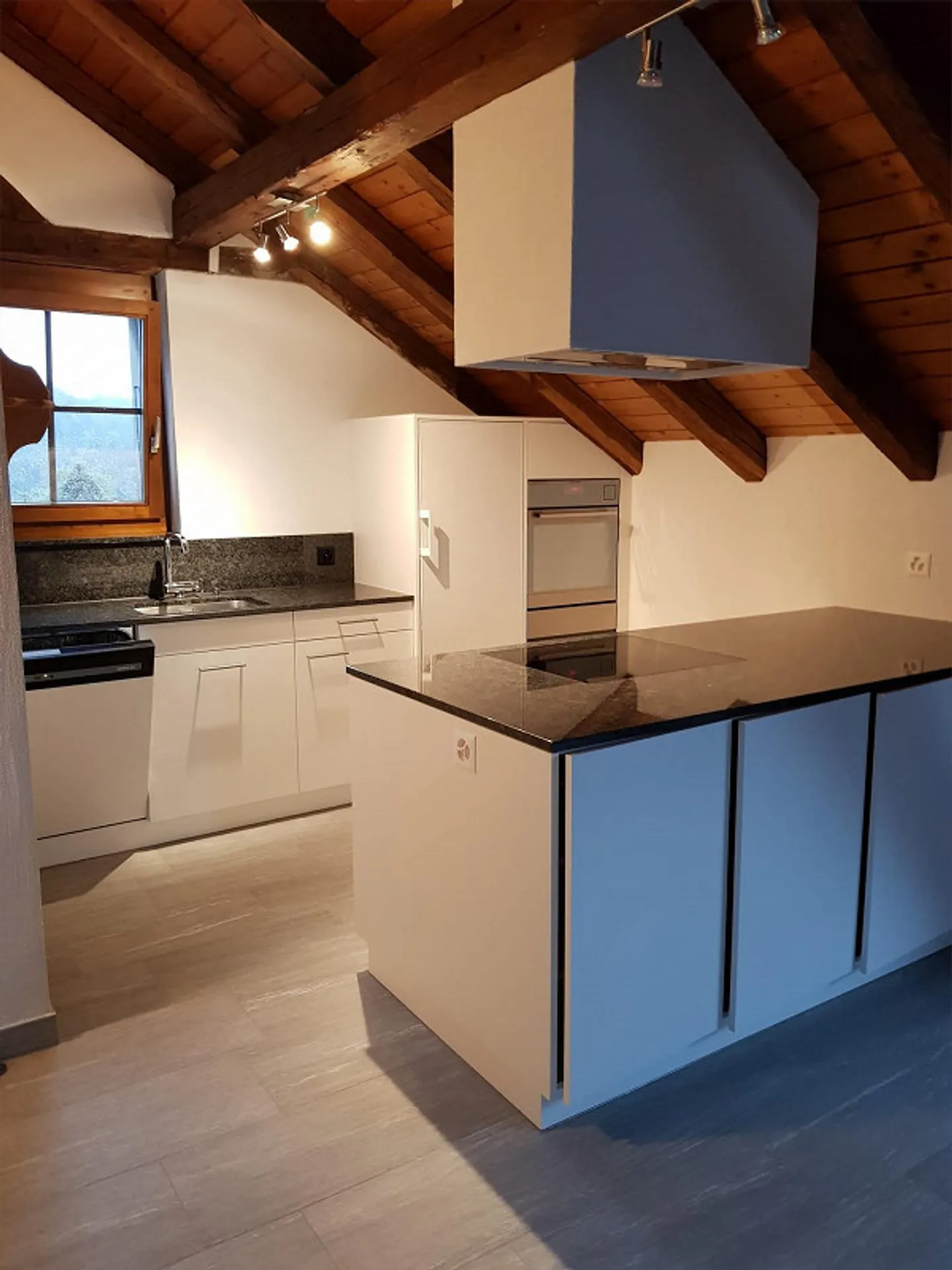 Appartamento attico soleggiato di 3 1/2 stanze con balcone - Foto 4 di 10