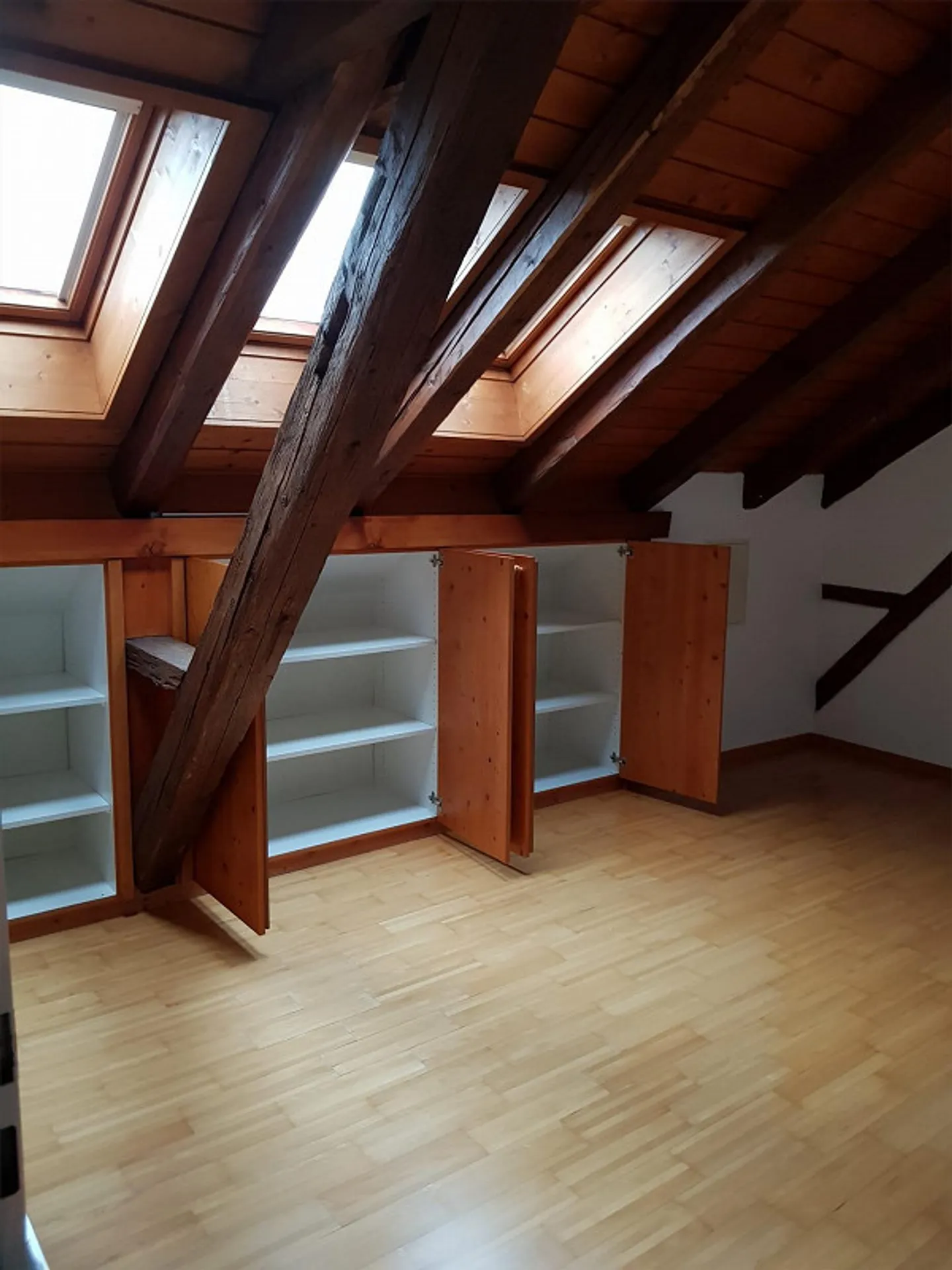 Appartamento attico soleggiato di 3 1/2 stanze con balcone - Foto 8 di 10