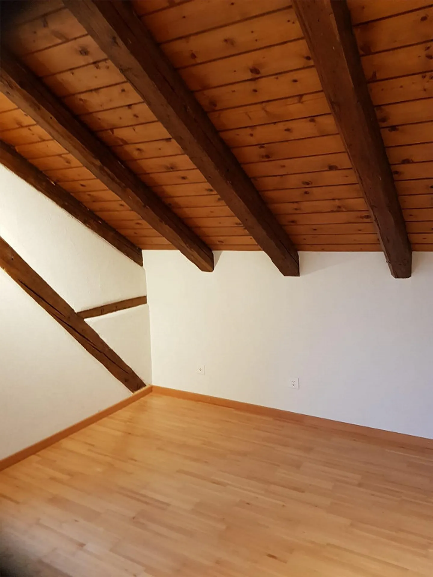 Appartamento attico soleggiato di 3 1/2 stanze con balcone - Foto 9 di 10