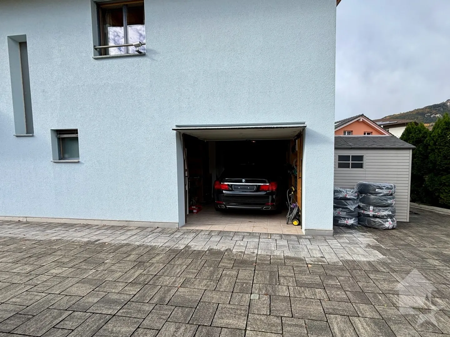 Einfamilienhaus mit großem Außenbereich und Zaun - Foto 28 von 32