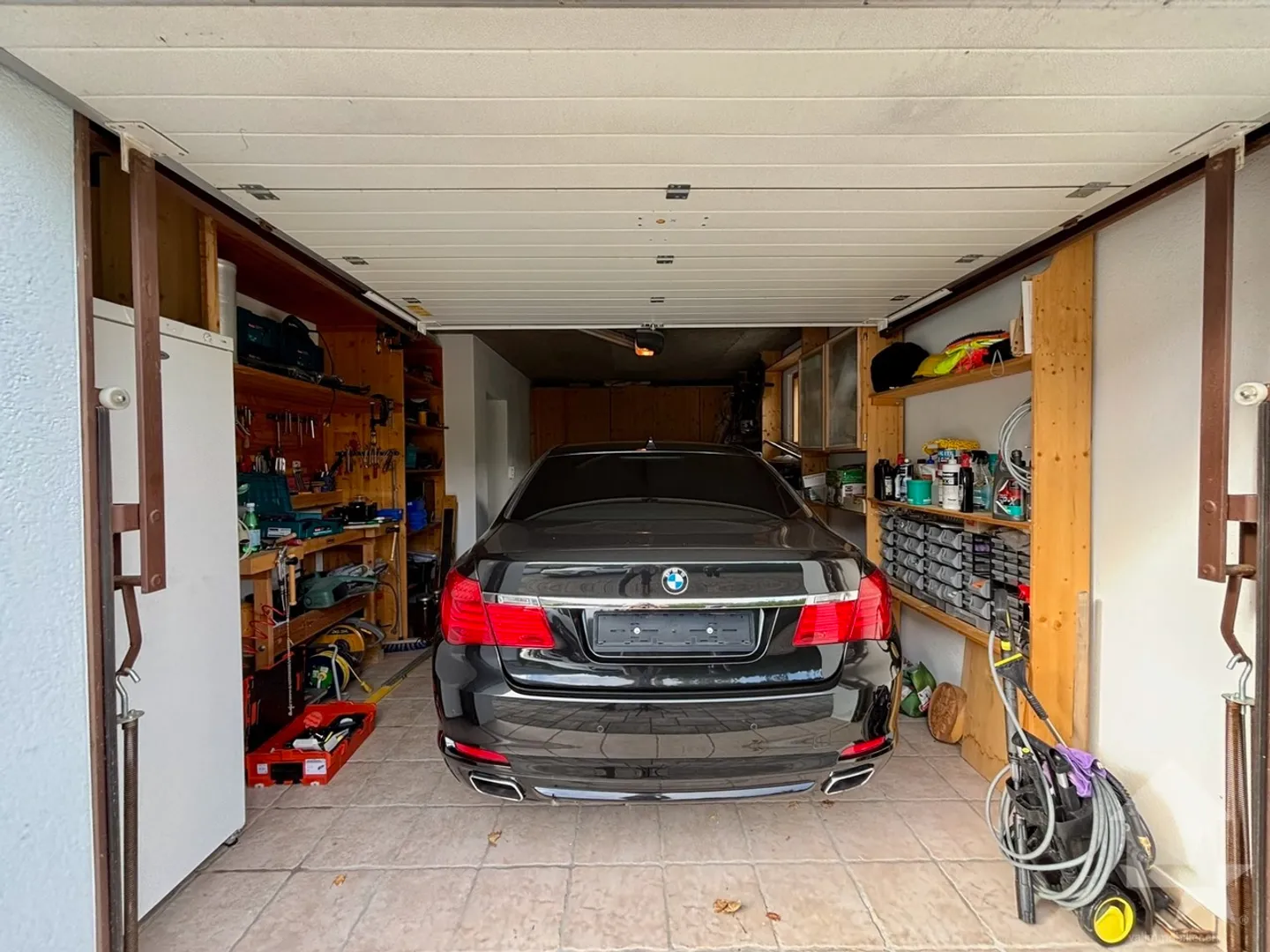 Einfamilienhaus mit großem Außenbereich und Zaun - Foto 29 von 32