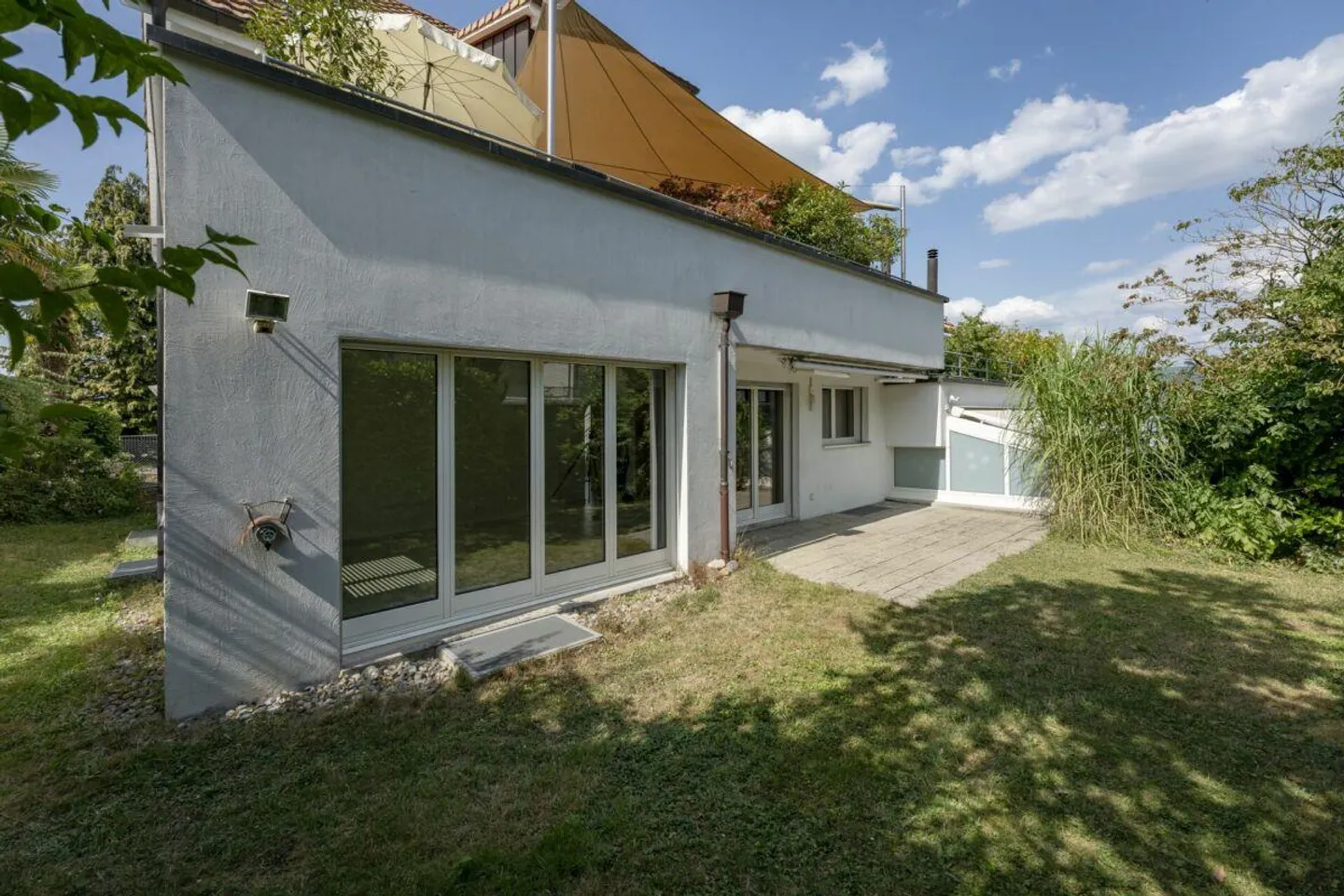 Appartement de jardin spacieux - à quelques pas de la gare d'Oberrieden - Photo 1 sur 13