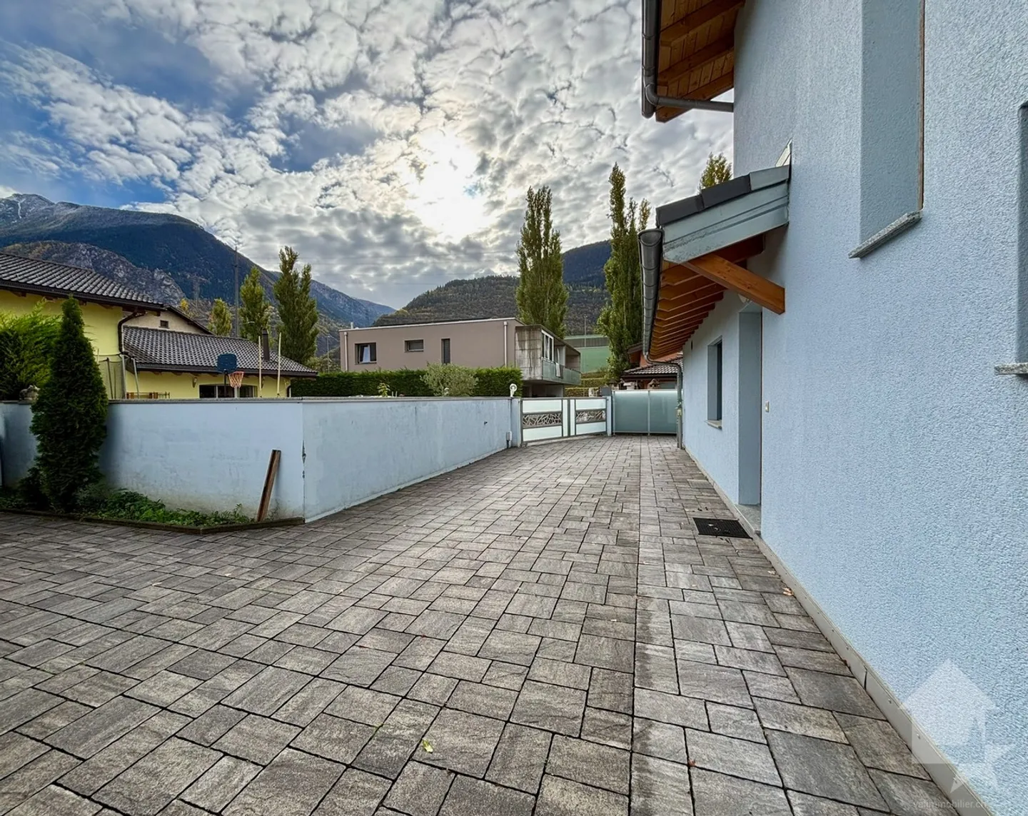 Einfamilienhaus mit großem Außenbereich und Zaun - Foto 30 von 32