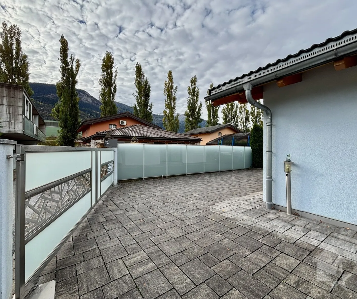 Einfamilienhaus mit großem Außenbereich und Zaun - Foto 31 von 32