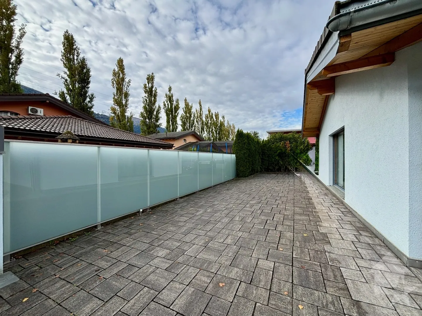 Einfamilienhaus mit großem Außenbereich und Zaun - Foto 32 von 32