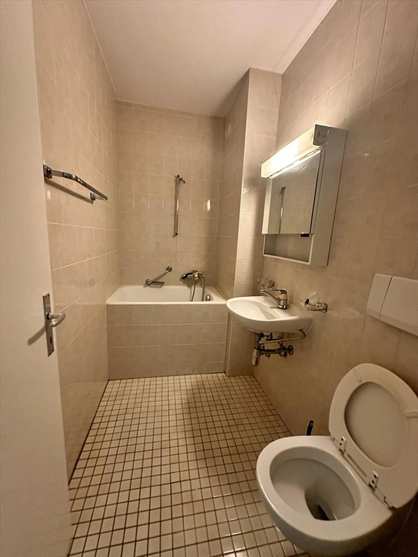 Vicino al CHUV spazioso e ristrutturato appartamento con 2 stanze! zona tranquilla e verdeggiante - Foto 2 di 4