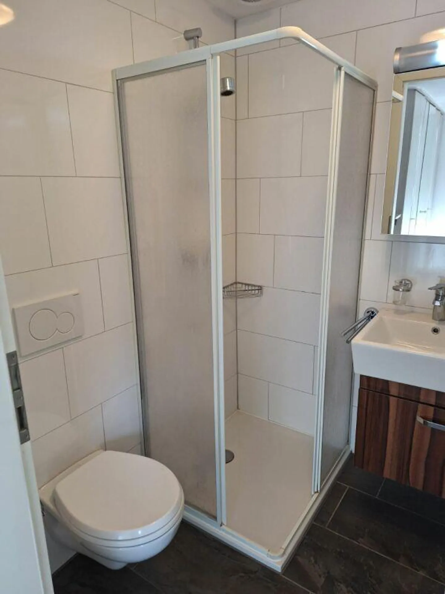 Studio central de 1,5 pièce avec cuisine et salle de bain - Photo 5 sur 10