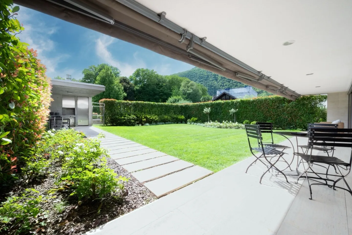 Esclusivo appartamento giardino di 5,5 locali con terrazza coperta e portico con barbecue - Foto 1 di 13
