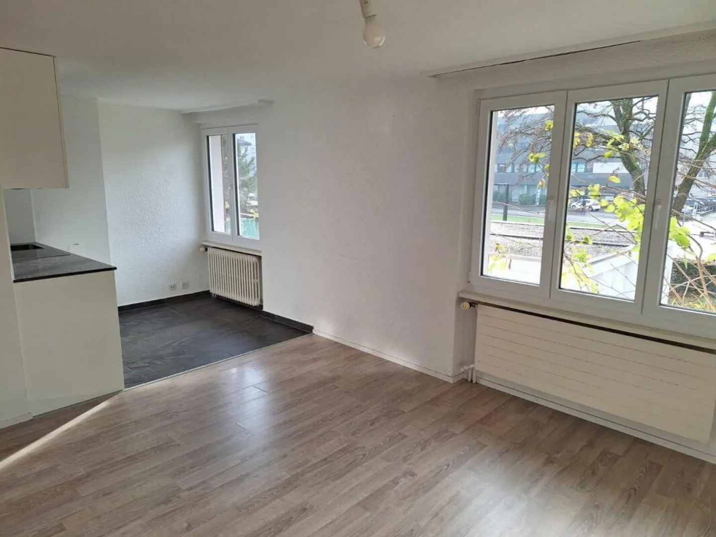 Studio central de 1,5 pièce avec cuisine et salle de bain - Photo 3 sur 10