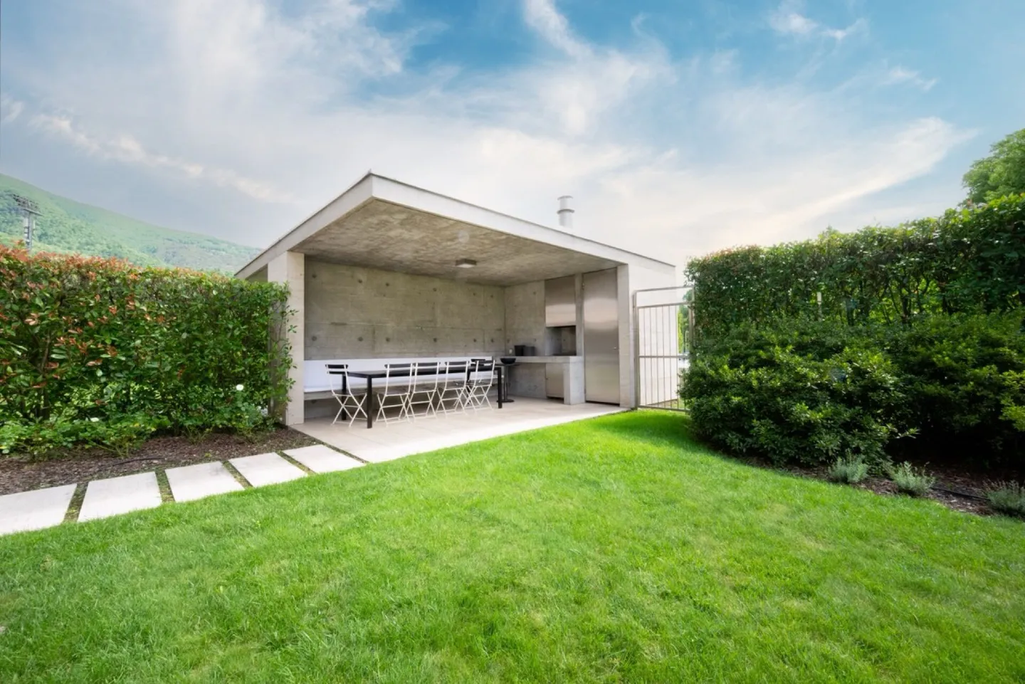 Esclusivo appartamento giardino di 5,5 locali con terrazza coperta e portico con barbecue - Foto 2 di 13