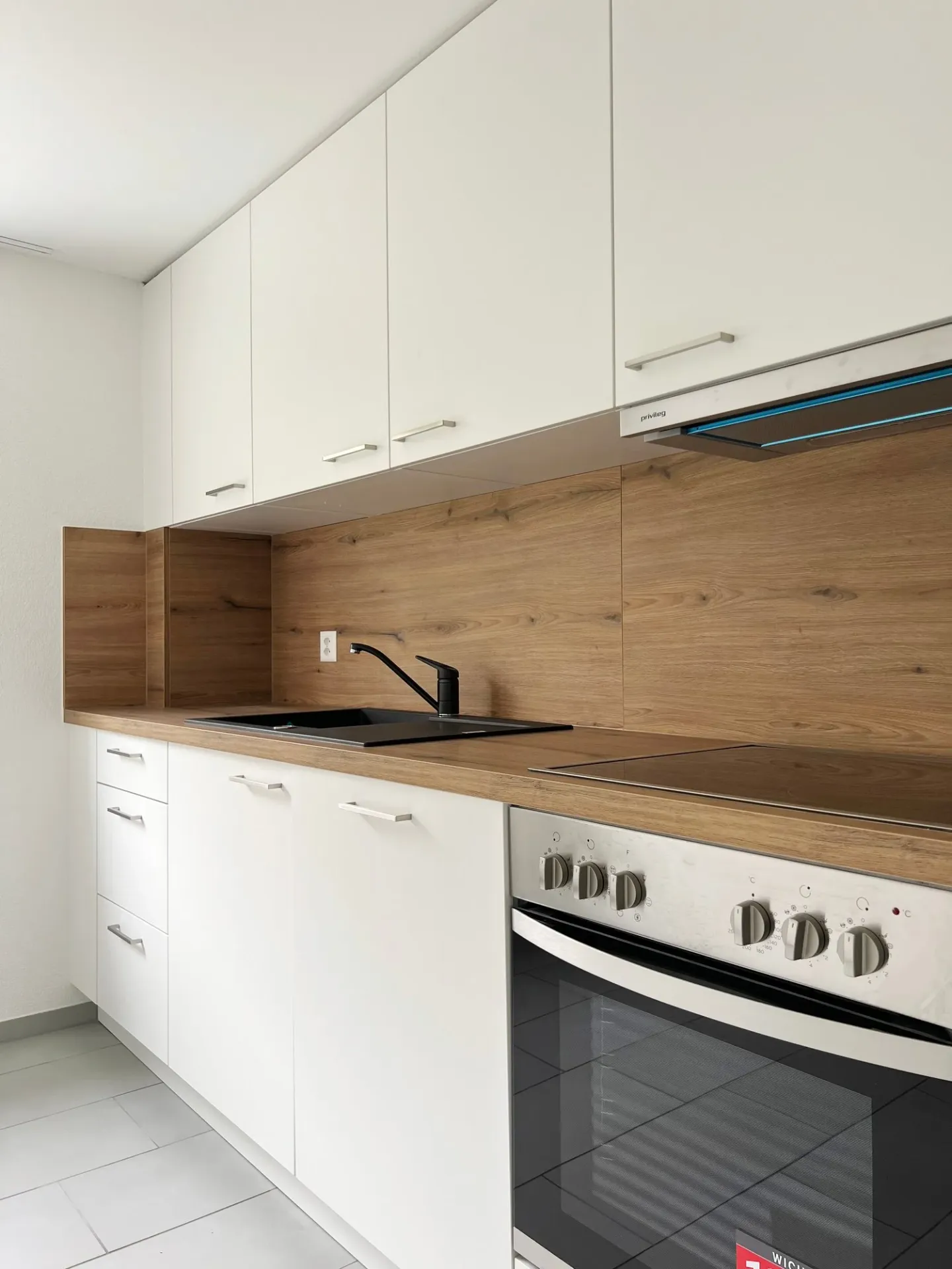 Appartamento moderno di 3 stanze appena ristrutturato con balcone - disponibile immediatamente! - Foto 2 di 13