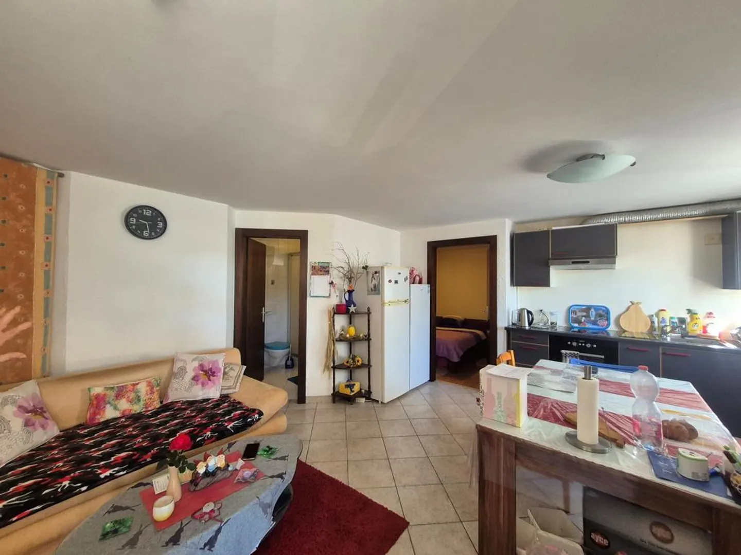 ERDE - SCHÖNE 1.5 ZIMMER IM ERDGESCHOSS EINES HAUSES - Foto 2 von 5