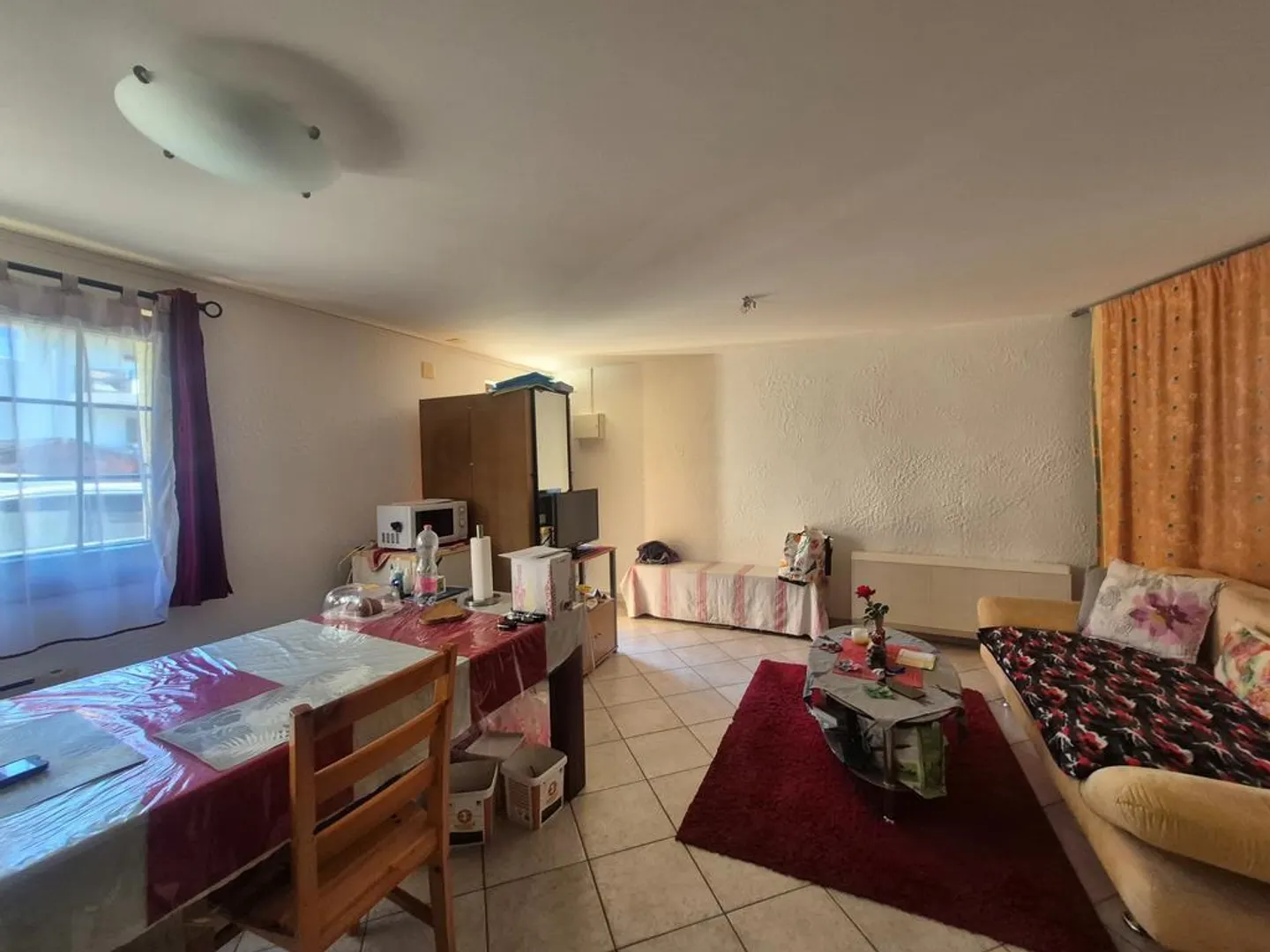 ERDE - SCHÖNE 1.5 ZIMMER IM ERDGESCHOSS EINES HAUSES - Foto 3 von 5