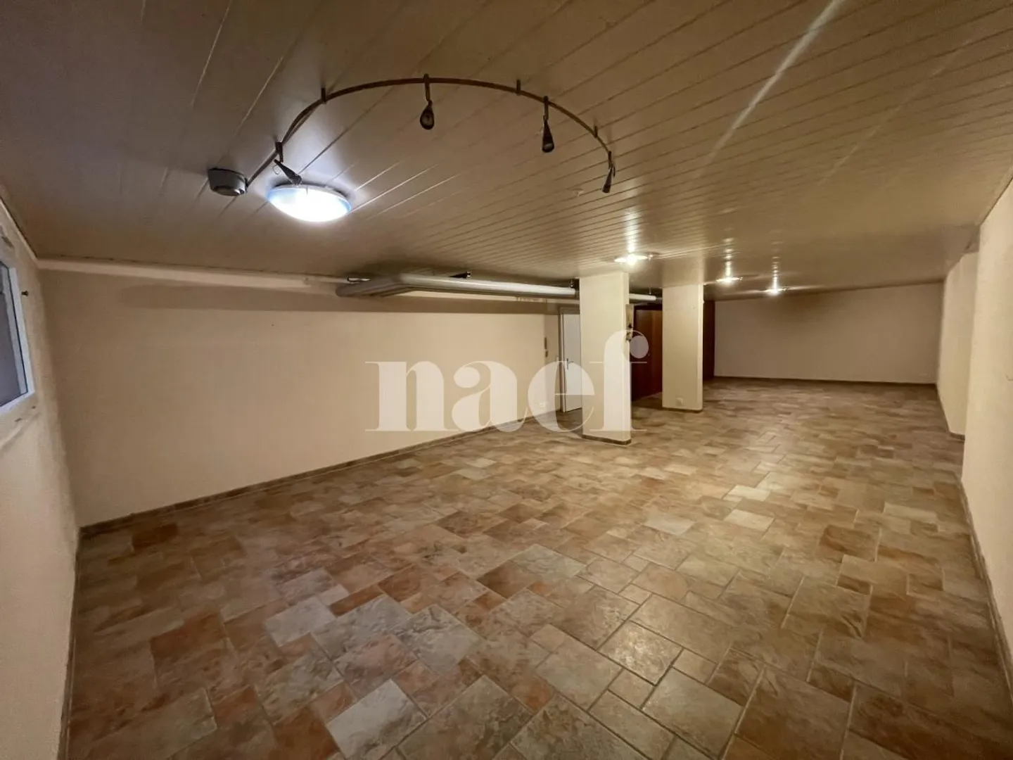 Ampio spazio di stoccaggio/commerciale riscaldato nel seminterrato con angolo cottura e WC - Foto 3 di 5
