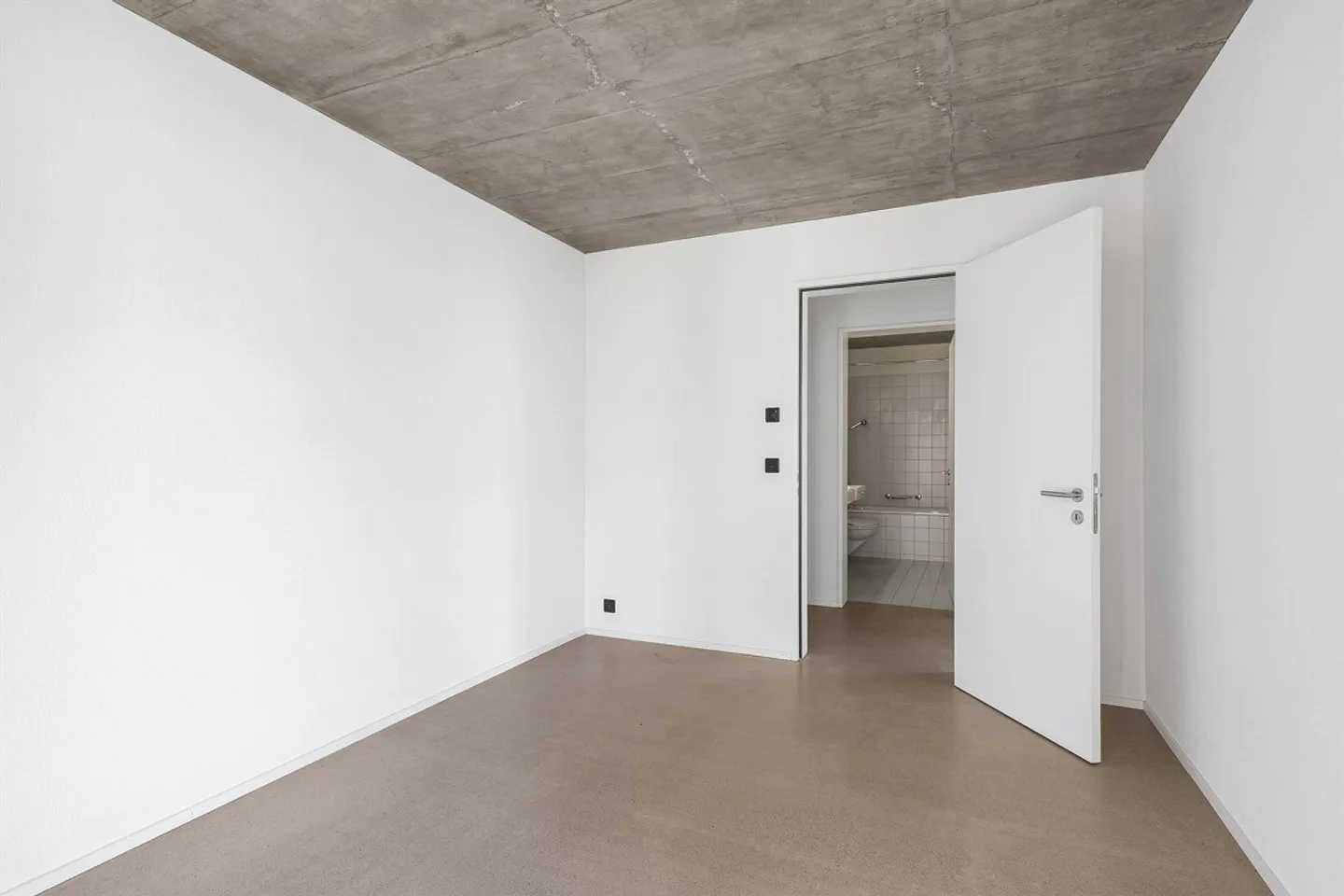 Modern apartment with large loggia - Photo 4 of 8