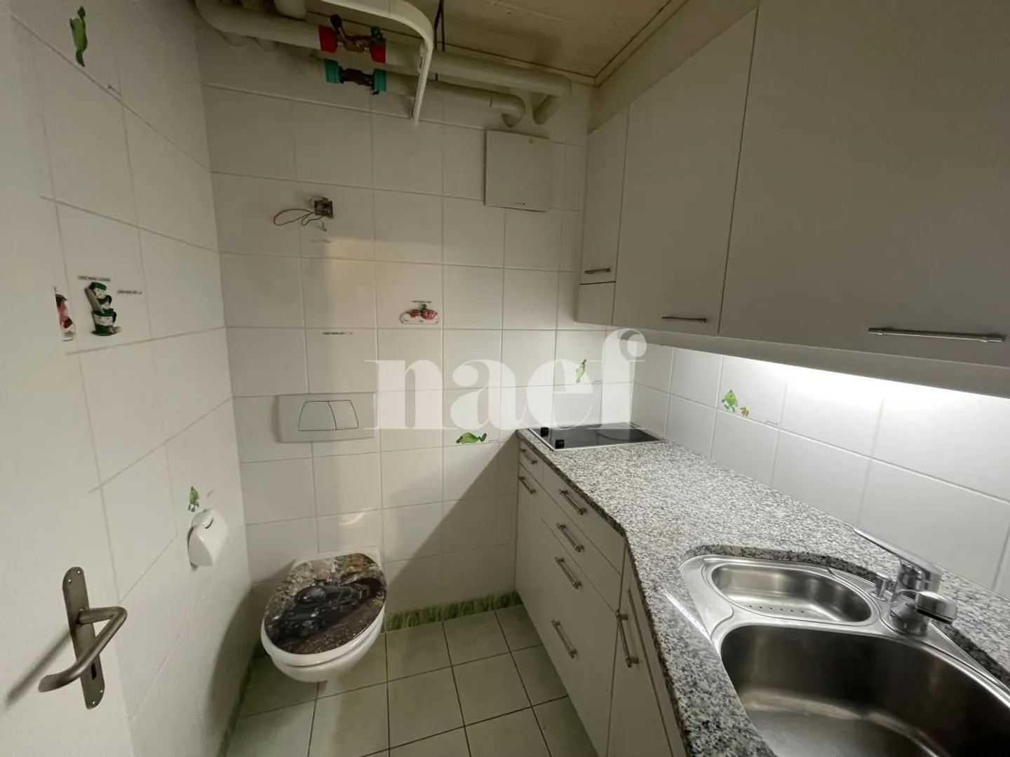 Ampio spazio di stoccaggio/commerciale riscaldato nel seminterrato con angolo cottura e WC - Foto 2 di 5