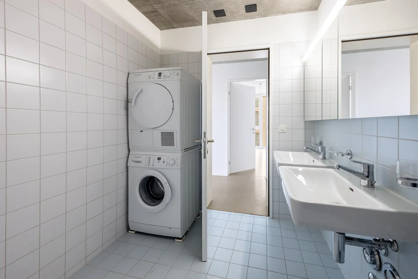 Modern apartment with large loggia - Photo 7 of 8