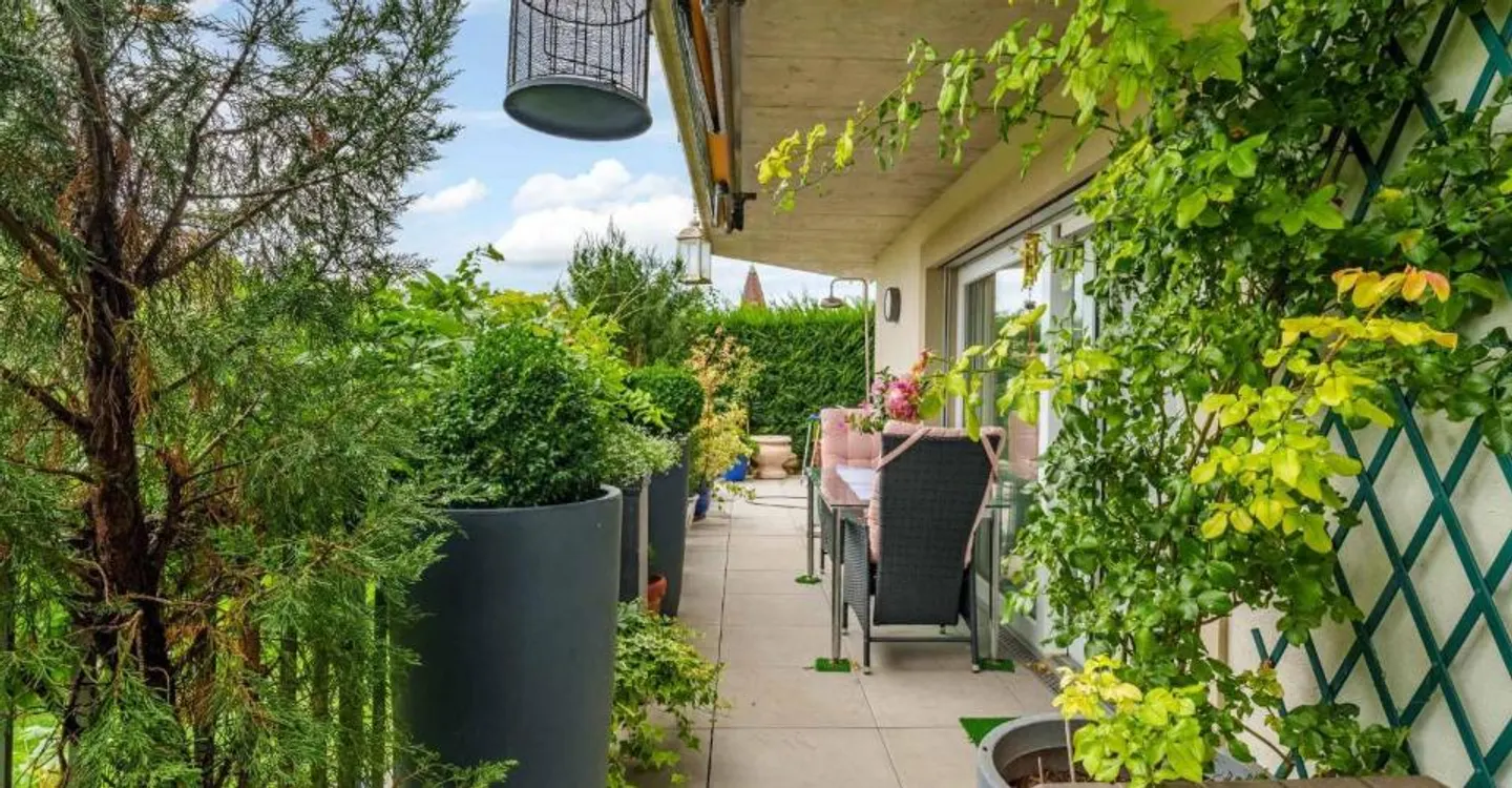 Charming Apartment with Garden - Photo 2 of 10
