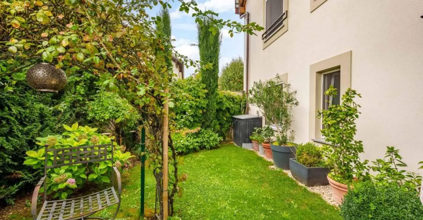 Charming Apartment with Garden - Photo 3 of 10