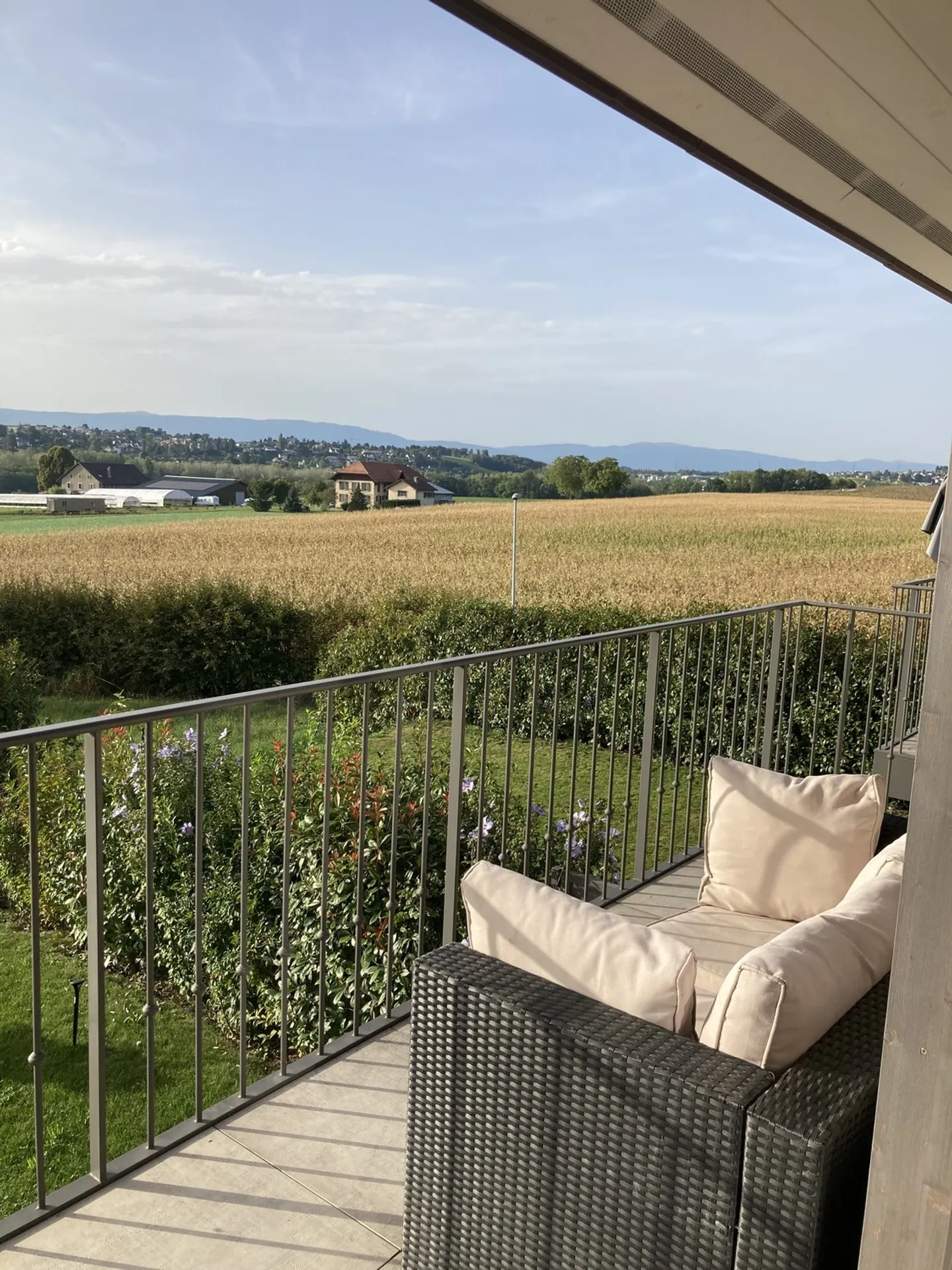 4.5 beautiful rooms in the heart of the countryside and close to all amenities in Ecublens. - Photo 2 of 8